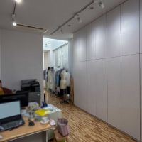 港区南青山の賃貸物件/4階：南側をみる。たっぷり物がしまえる壁面収納つき