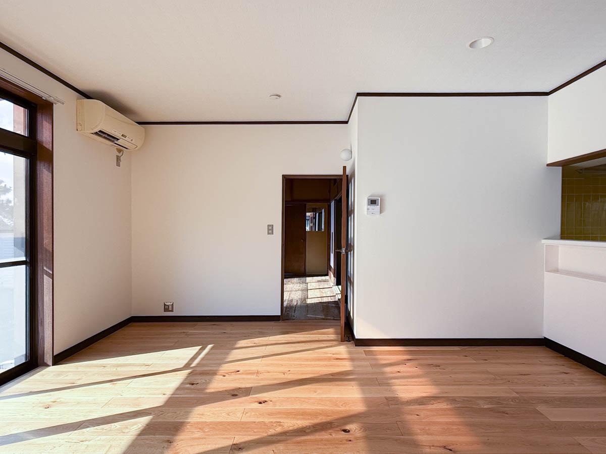 千葉県船橋市東中山の賃貸物件/リビングは新しいつくりです。南向きのお庭で日当たりがいい