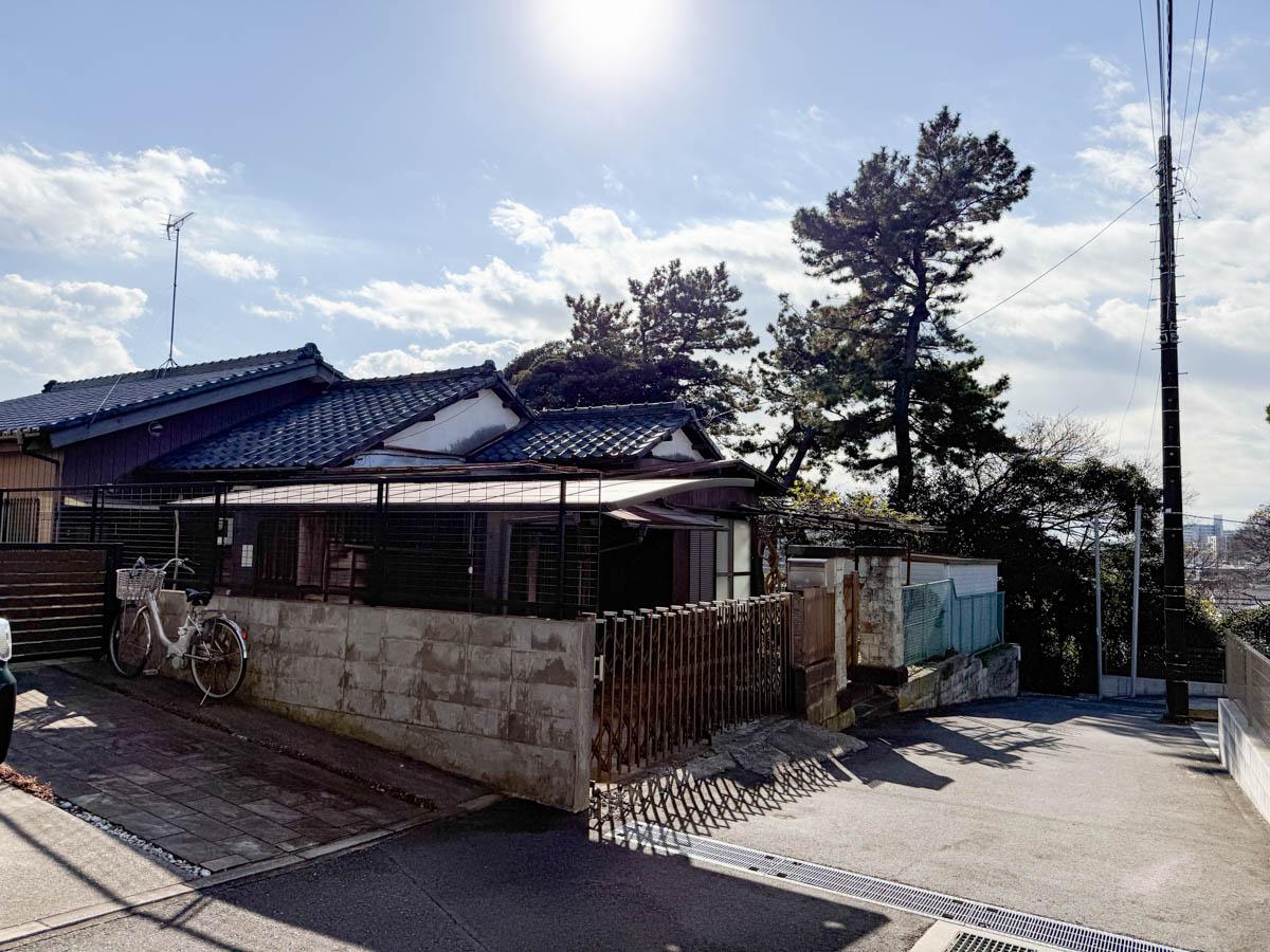 千葉県船橋市東中山の賃貸物件/外観。大きな松が目印です