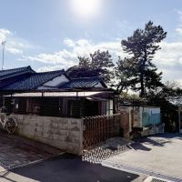 千葉県船橋市東中山の賃貸物件/外観。大きな松が目印です