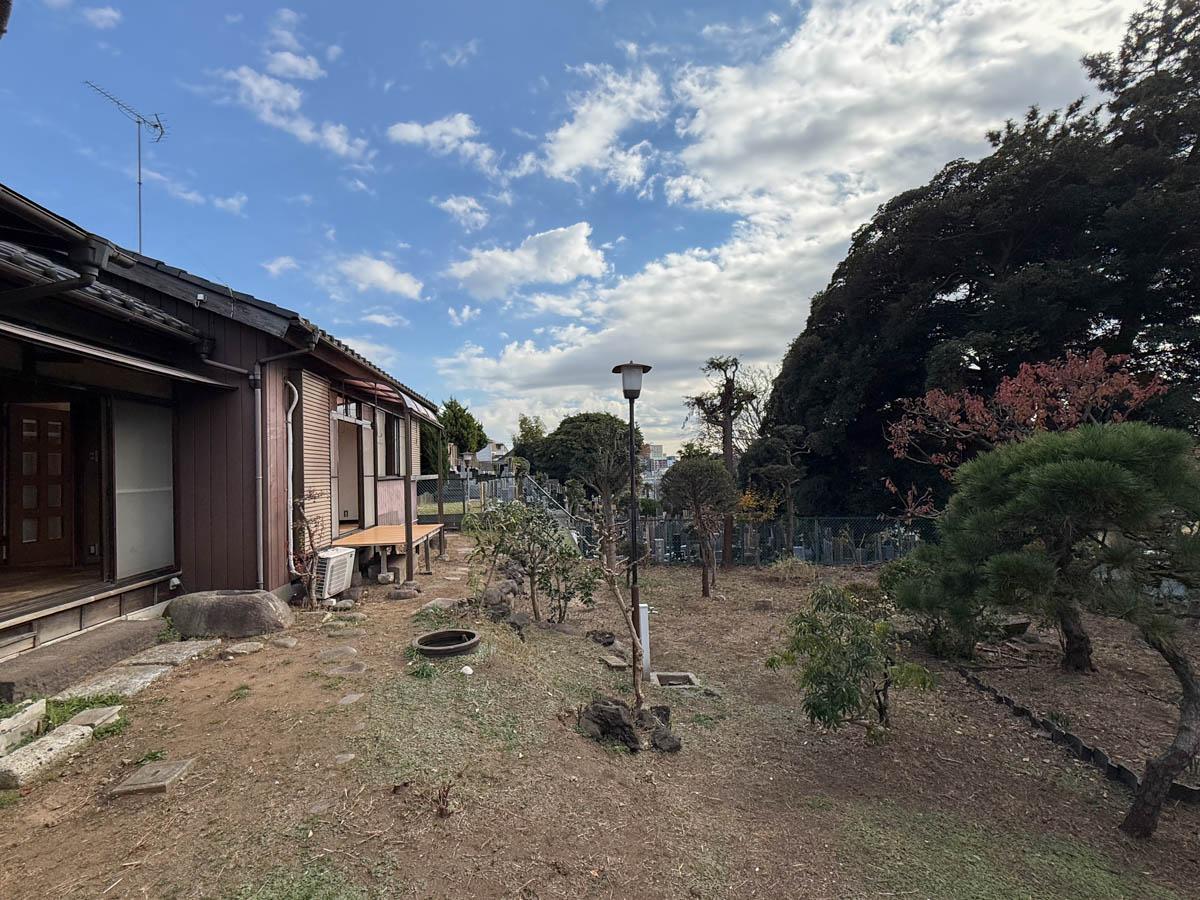 千葉県船橋市東中山の賃貸物件/広いお庭、植木がぽつりぽつりと植えられているのがかわいい