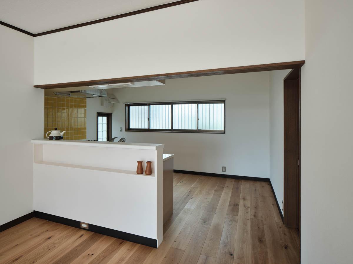 千葉県船橋市東中山の賃貸物件/リビングからキッチンを見て。ニッチな棚がかわいい