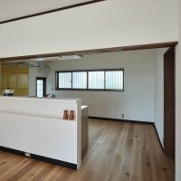 千葉県船橋市東中山の賃貸物件/リビングからキッチンを見て。ニッチな棚がかわいい