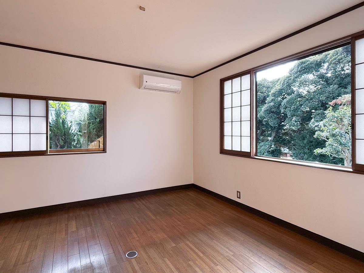 千葉県船橋市東中山の賃貸物件/洋室。障子の窓から緑と墓地が見えます