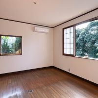 千葉県船橋市東中山の賃貸物件/洋室。障子の窓から緑と墓地が見えます