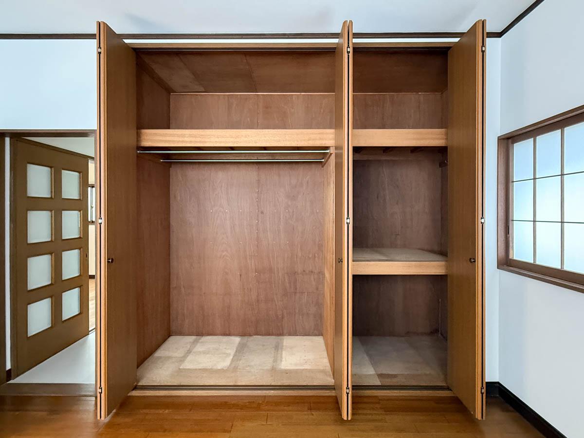 千葉県船橋市東中山の賃貸物件/奥行きが深いクローゼット。ハンガーパイプは前後に2本ついています