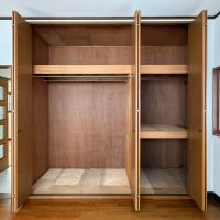 千葉県船橋市東中山の賃貸物件/奥行きが深いクローゼット。ハンガーパイプは前後に2本ついています