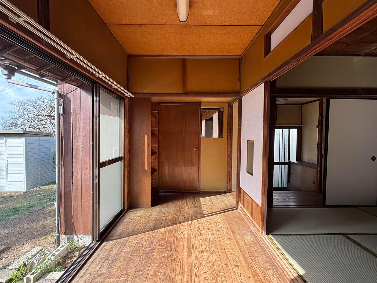 千葉県船橋市東中山の賃貸物件/日当たりのいい広縁。その先に古い洋室