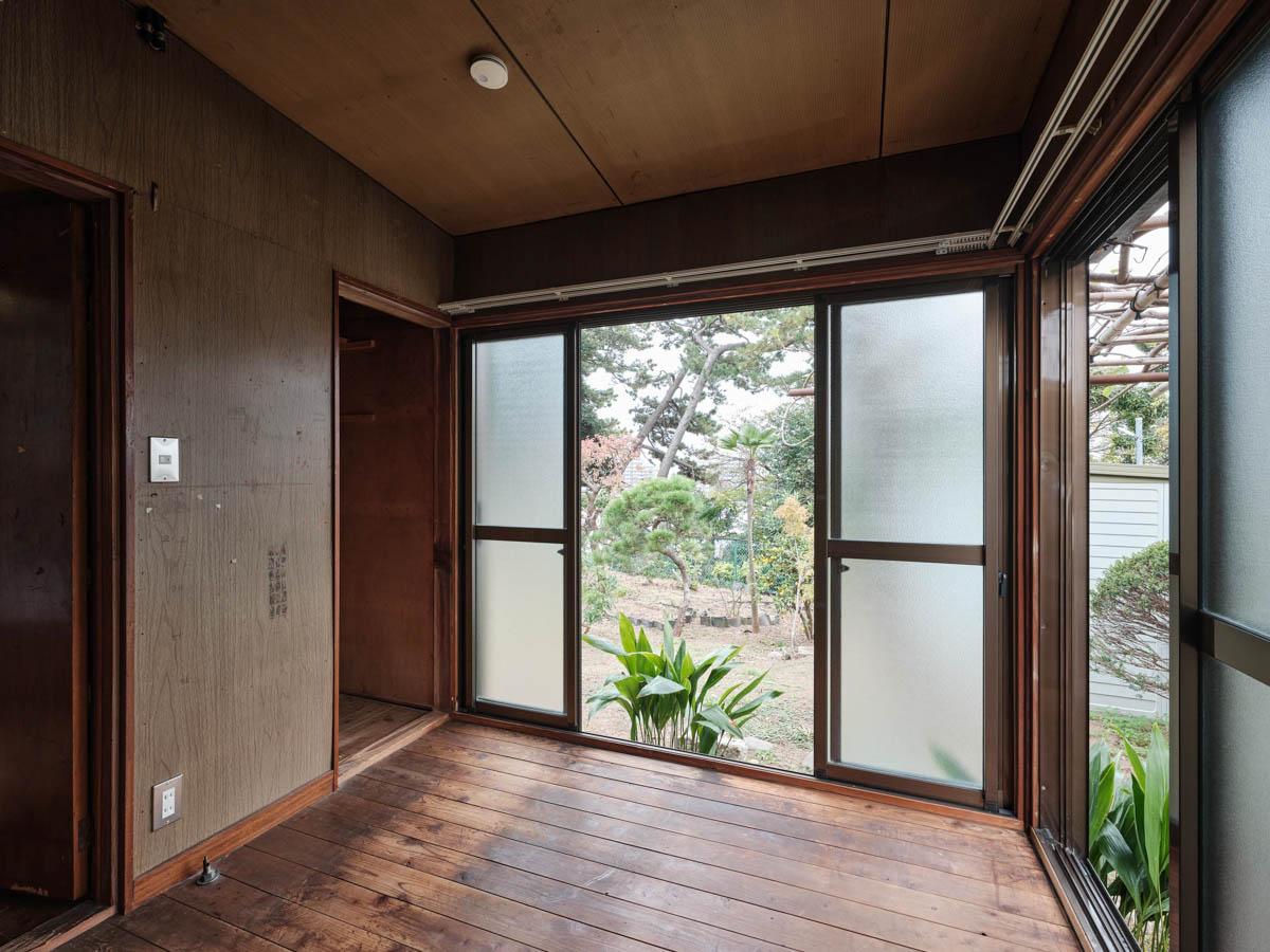 千葉県船橋市東中山の賃貸物件/壁が渋い。お庭に出やすいつくりです。