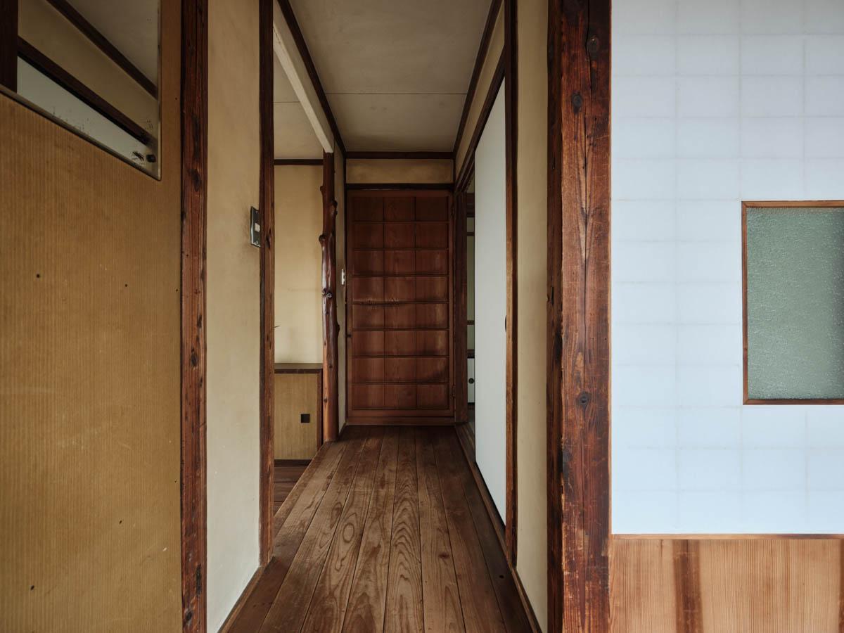 千葉県船橋市東中山の賃貸物件/玄関脇の木戸の先は納戸