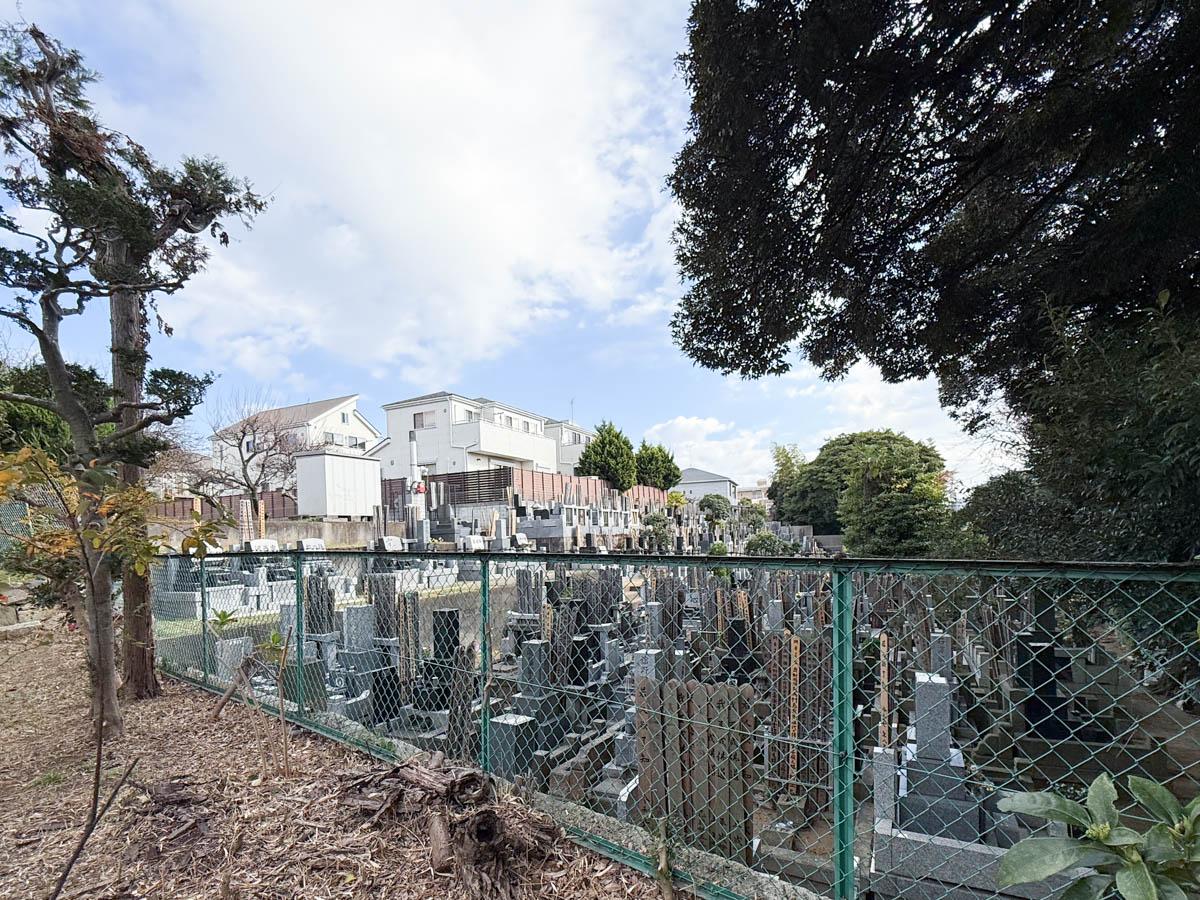 千葉県船橋市東中山の賃貸物件/隣地は墓地。ちょっと丸見えなので、ウッドフェンスをつくってみたり、目隠しの植物を置いたり工夫してみては？