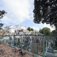 千葉県船橋市東中山の賃貸物件/隣地は墓地。ちょっと丸見えなので、ウッドフェンスをつくってみたり、目隠しの植物を置いたり工夫してみては？