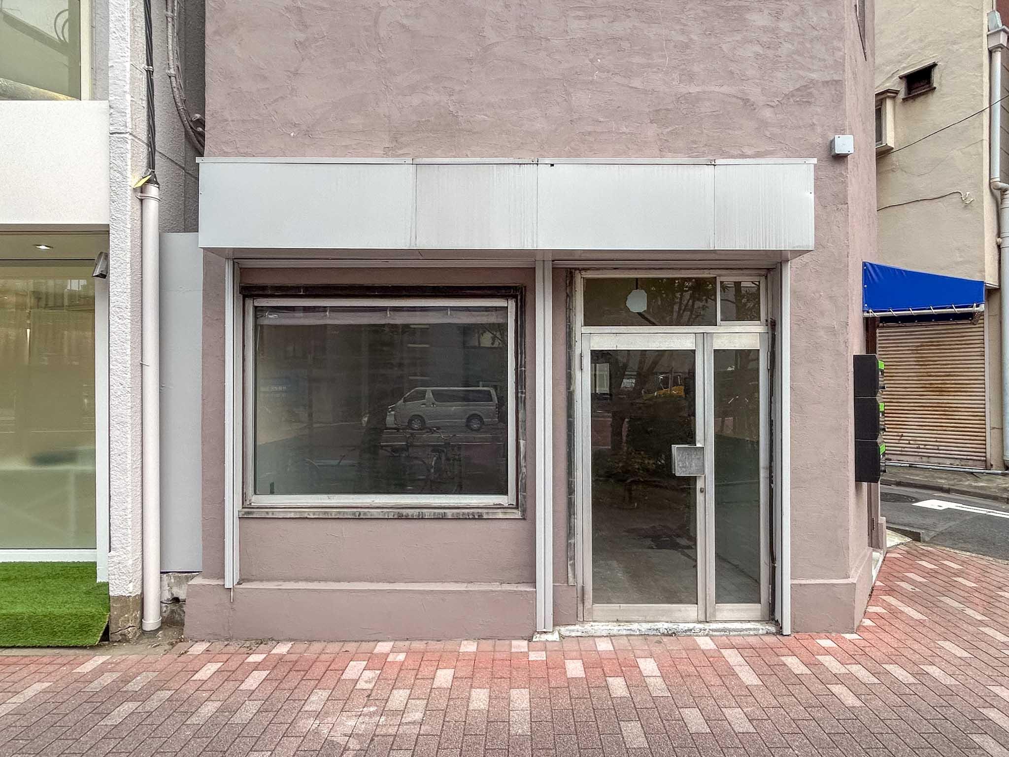 江東区永代の賃貸物件/薄いあずき色の建物。サッシは古いですが、いい味でてます