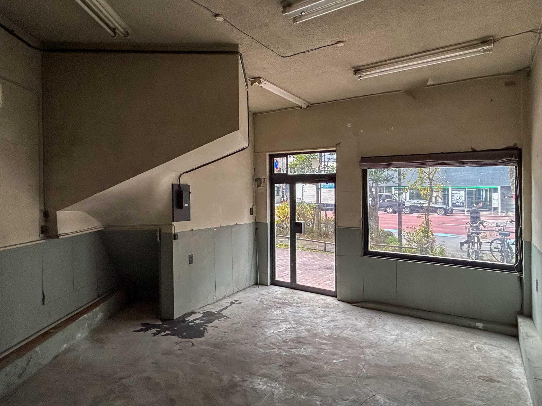 江東区永代の賃貸物件/1階のスペース。ショールームやギャラリーとしてつかったり、ちいさく店をひらいたり、人を招くのにちょうどいい空間