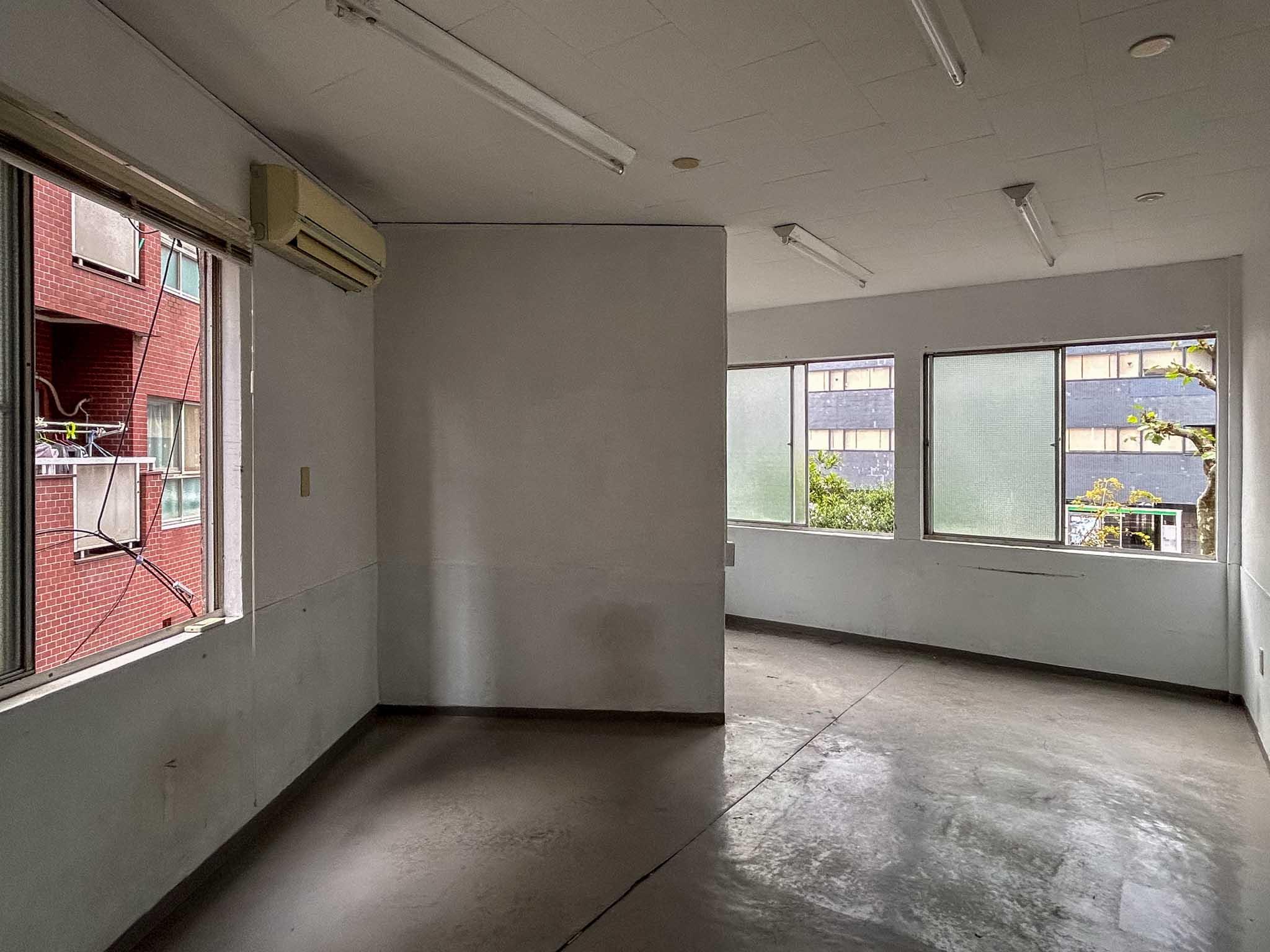 江東区永代の賃貸物件/2階。中央がすぼんだような形の空間。南北でゆるく分けて使えそう