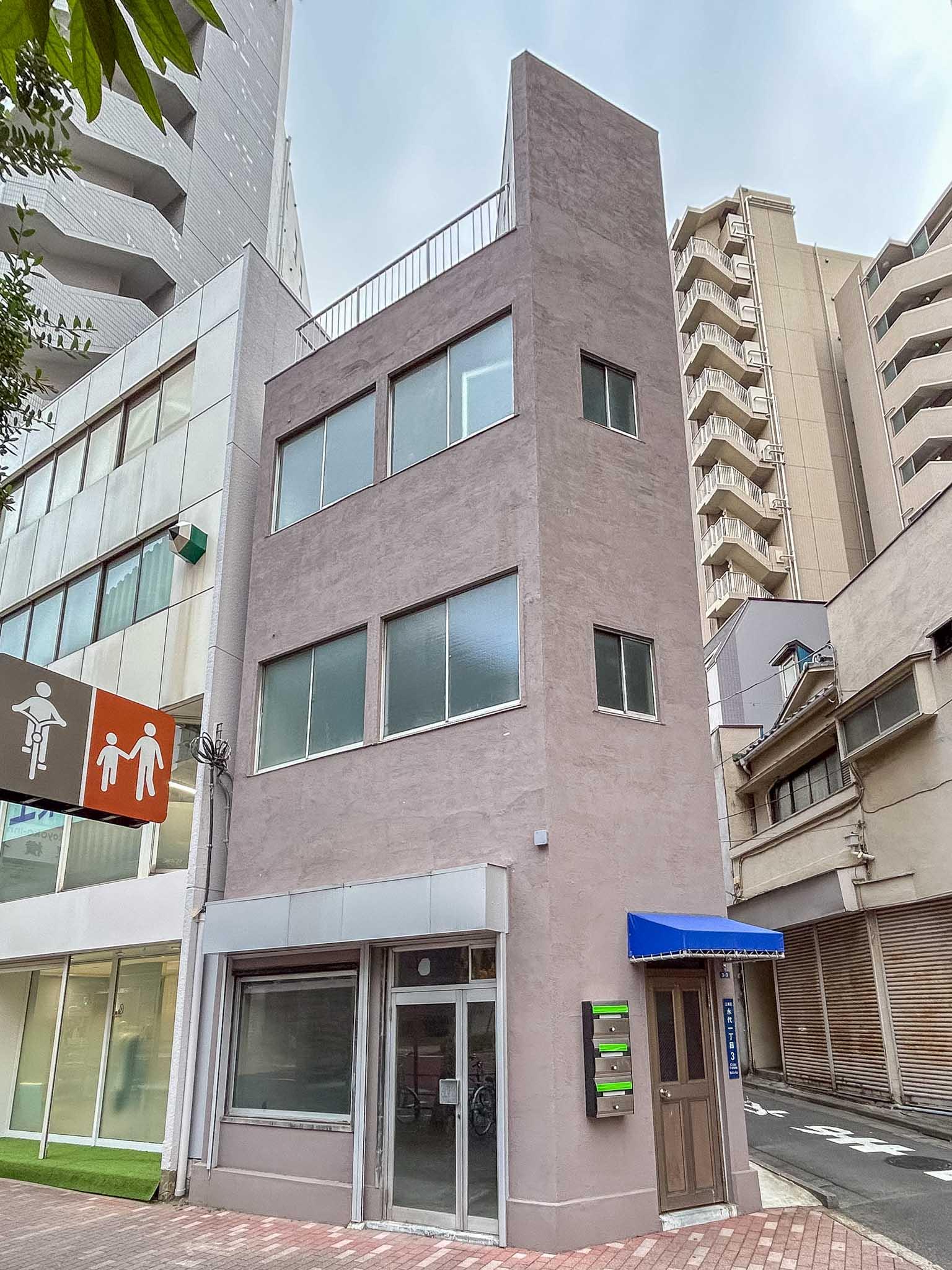 江東区永代の賃貸物件/街角に立つ、ちいさなレトロビル