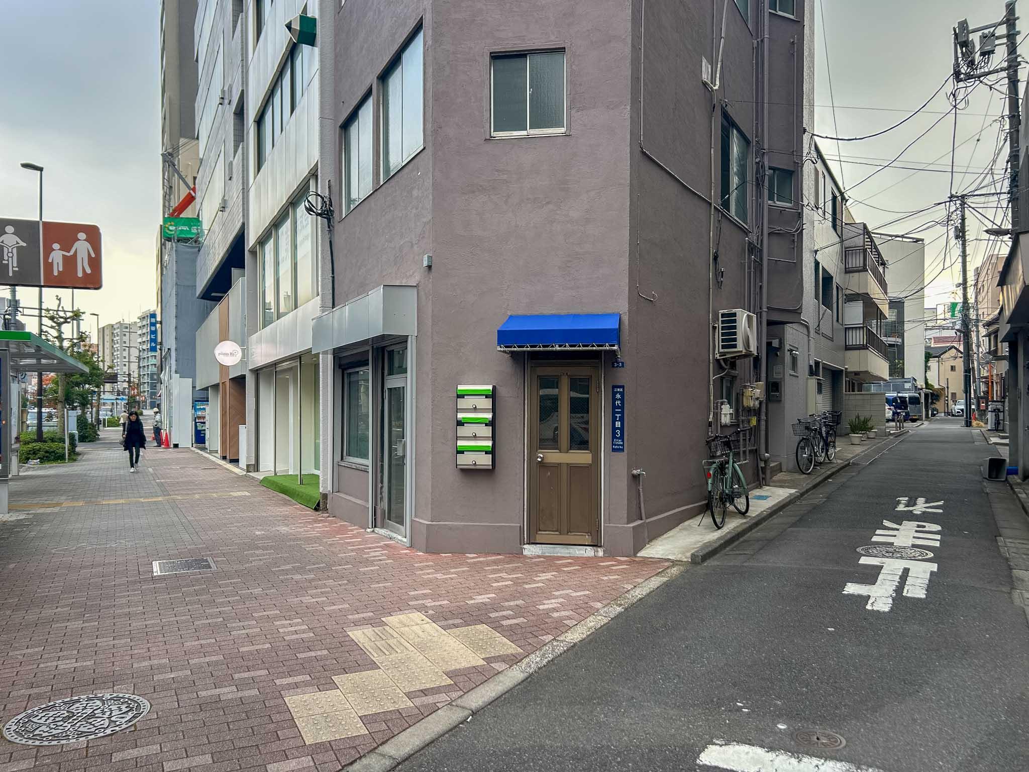 江東区永代の賃貸物件/ふたつの通りに面した角地。目の前に東京駅へのアクセスに便利なバス停があります