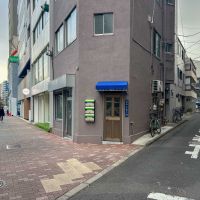 江東区永代の賃貸物件/ふたつの通りに面した角地。目の前に東京駅へのアクセスに便利なバス停があります