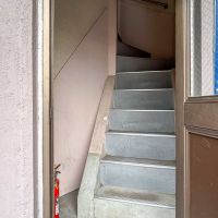 江東区永代の賃貸物件/ブルーのオーニングがかかった扉から上階に上がります