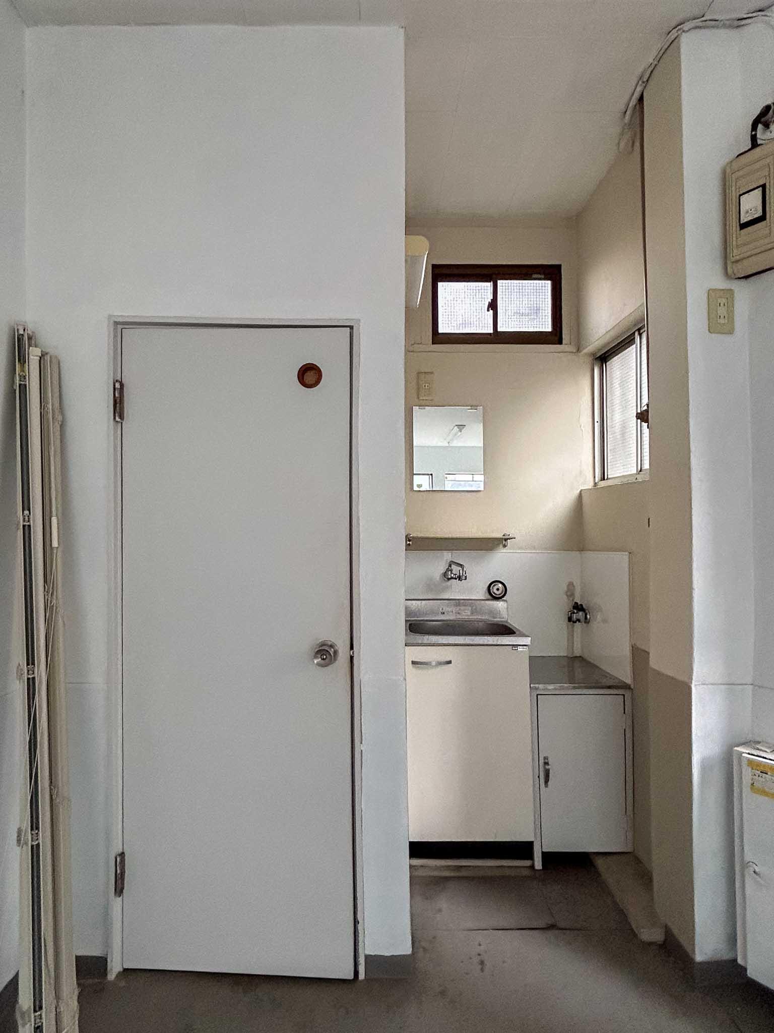 江東区永代の賃貸物件/2階：左にトイレ、右にミニキッチン