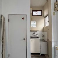 江東区永代の賃貸物件/2階：左にトイレ、右にミニキッチン