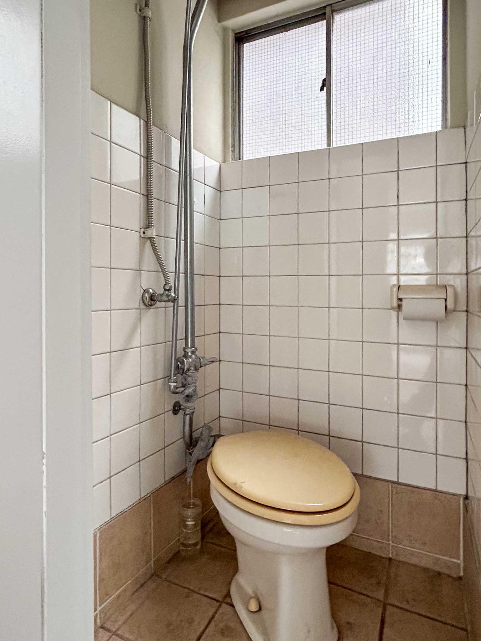 江東区永代の賃貸物件/2階：トイレ。上にタンクがあります