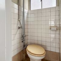 江東区永代の賃貸物件/2階：トイレ。上にタンクがあります