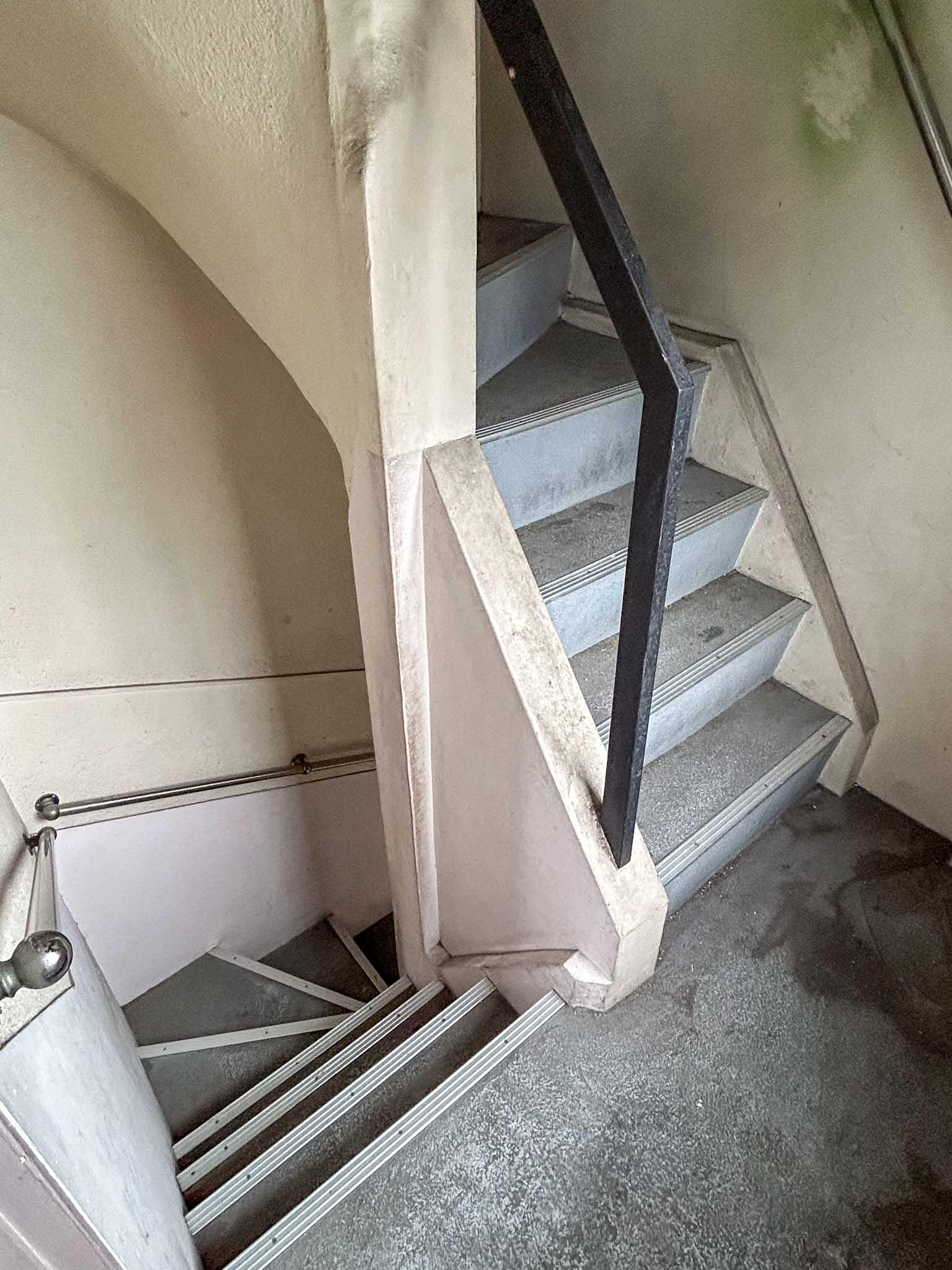 江東区永代の賃貸物件/階段室。なかなか窮屈です