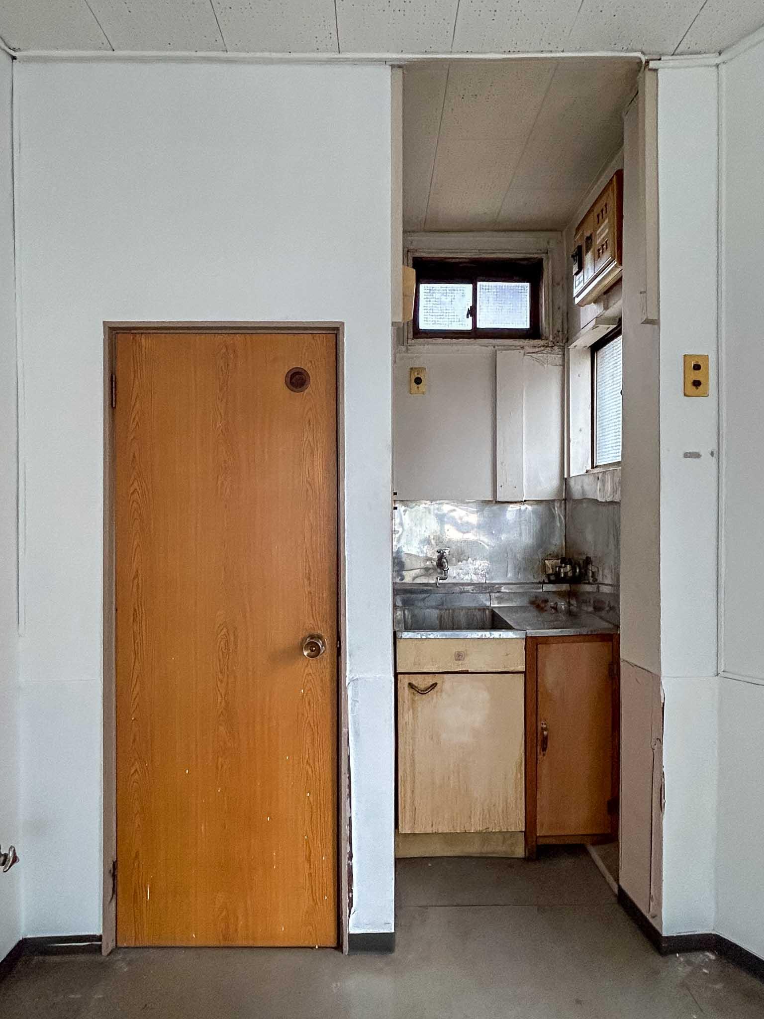 江東区永代の賃貸物件/3階：左にトイレ、右にミニキッチン。2階と同様