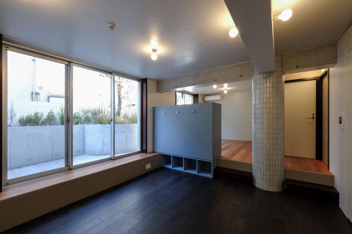 渋谷区上原の賃貸物件/105号室。床や壁、収納と、用いられる色の切り返しがきれい