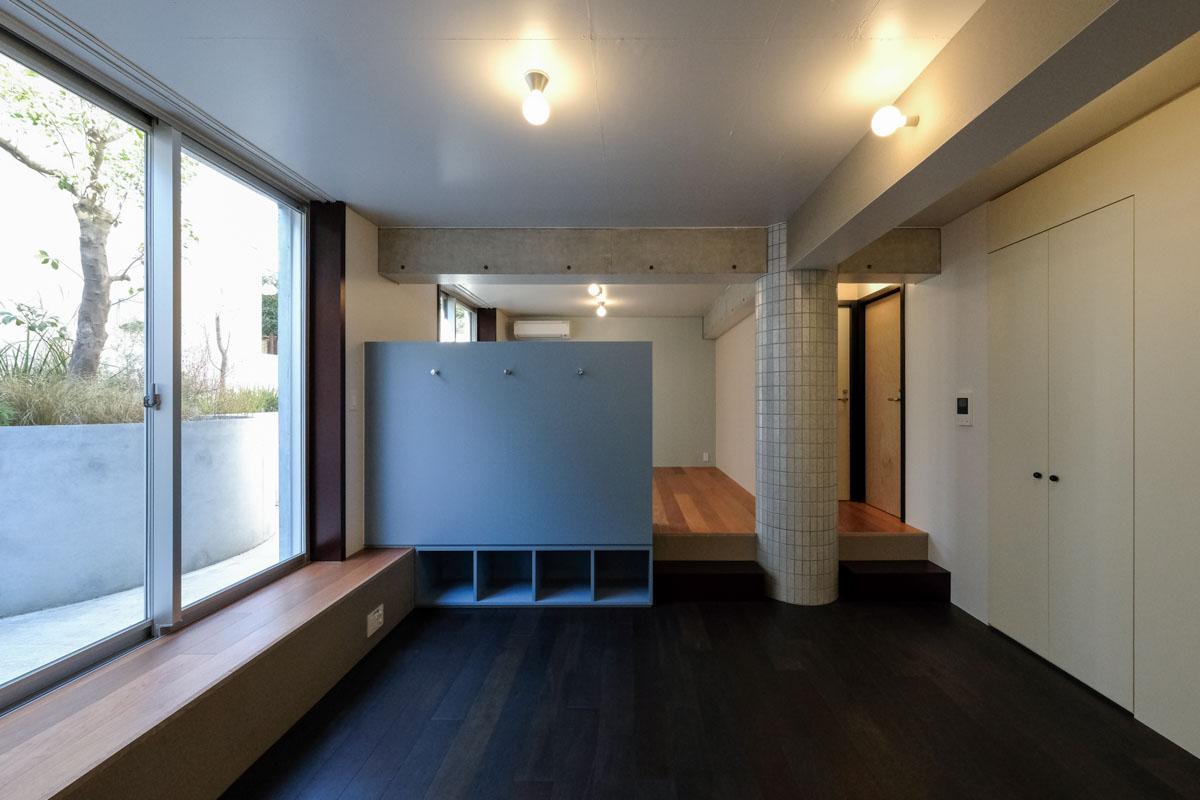 渋谷区上原の賃貸物件/105号室。本棚とゆるやかに空間を分けた設計