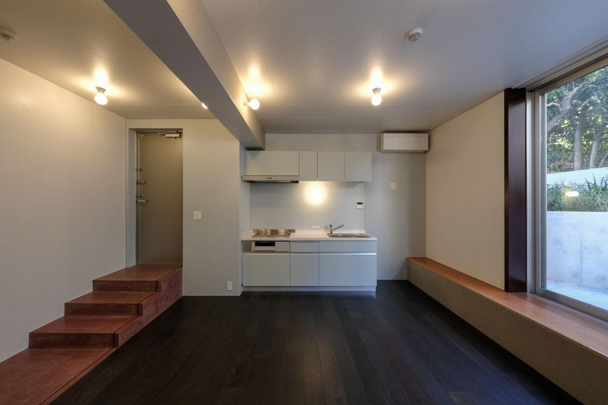 渋谷区上原の賃貸物件/105号室。玄関側の空間。少し玄関から床が下がっている分、天井が高くなっている