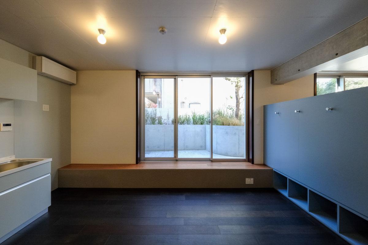 渋谷区上原の賃貸物件/105号室。窓際の段差はふとした時に腰掛けるのに良さそう