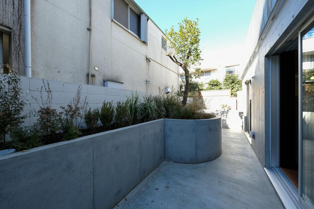 渋谷区上原の賃貸物件/105号室。ゆったりとした庭。もし犬がいればのびのび走り回れそう