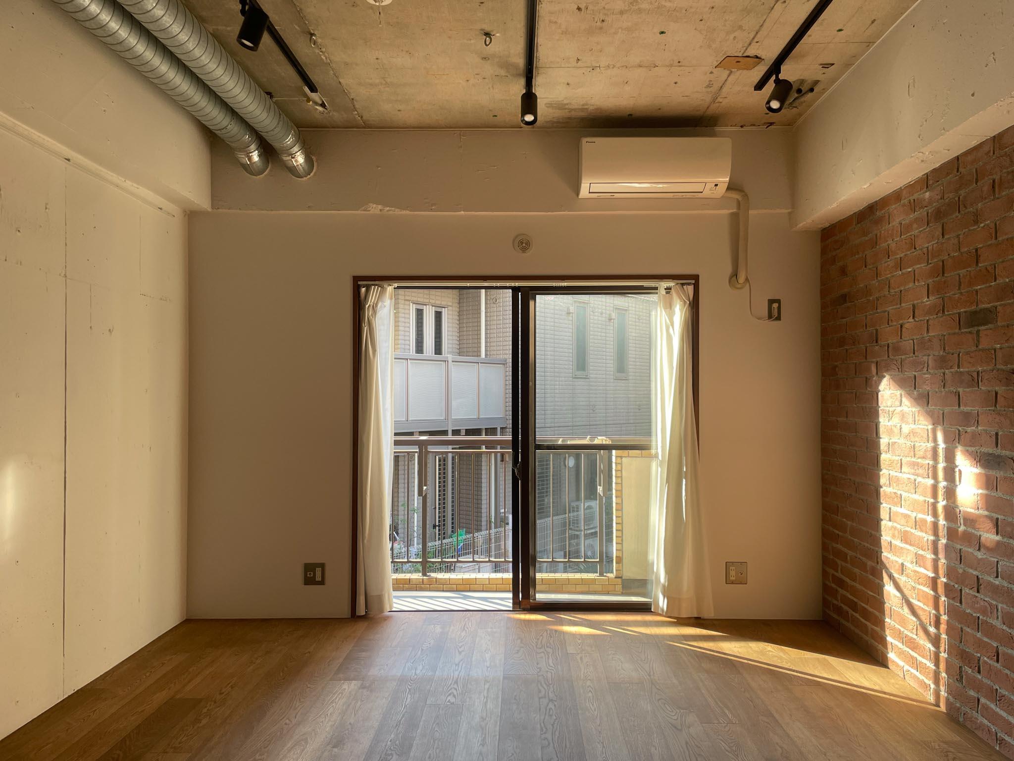 文京区小石川の賃貸物件/窓は西向き。写真の撮影は昼過ぎです