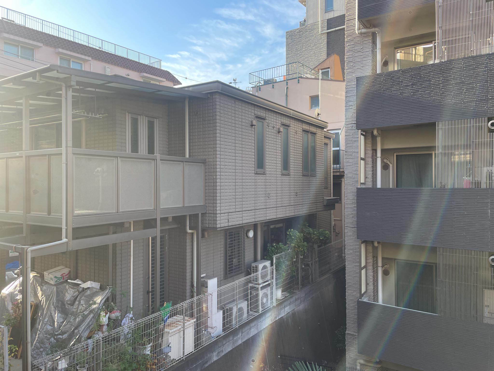 文京区小石川の賃貸物件/窓の外は建物が近い...。景色は決してよくありません
