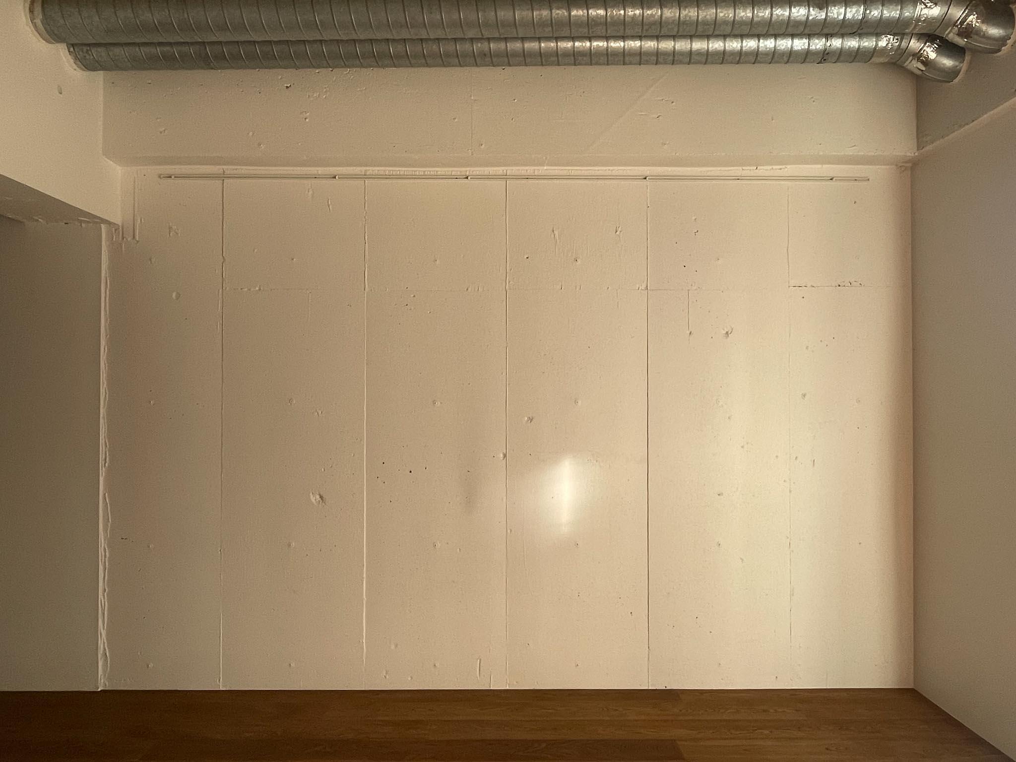 文京区小石川の賃貸物件/反対側の壁は白塗装。コンクリートのざらざらが少し分かる