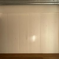 文京区小石川の賃貸物件/反対側の壁は白塗装。コンクリートのざらざらが少し分かる