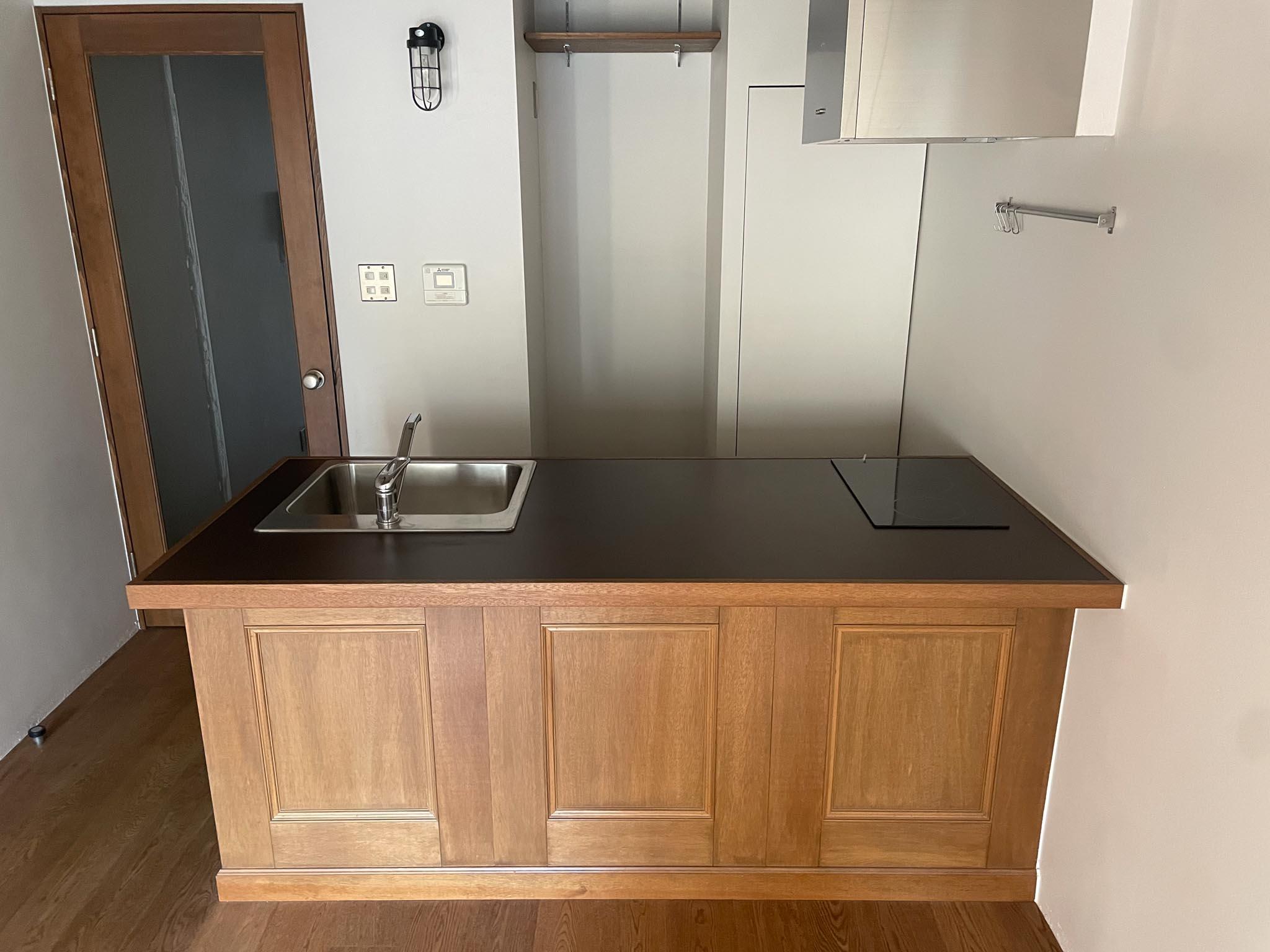 文京区小石川の賃貸物件/広々とした調理スペースのキッチン。奥の隙間、冷蔵庫置き場の幅は約64cm