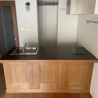 文京区小石川の賃貸物件/広々とした調理スペースのキッチン。奥の隙間、冷蔵庫置き場の幅は約64cm