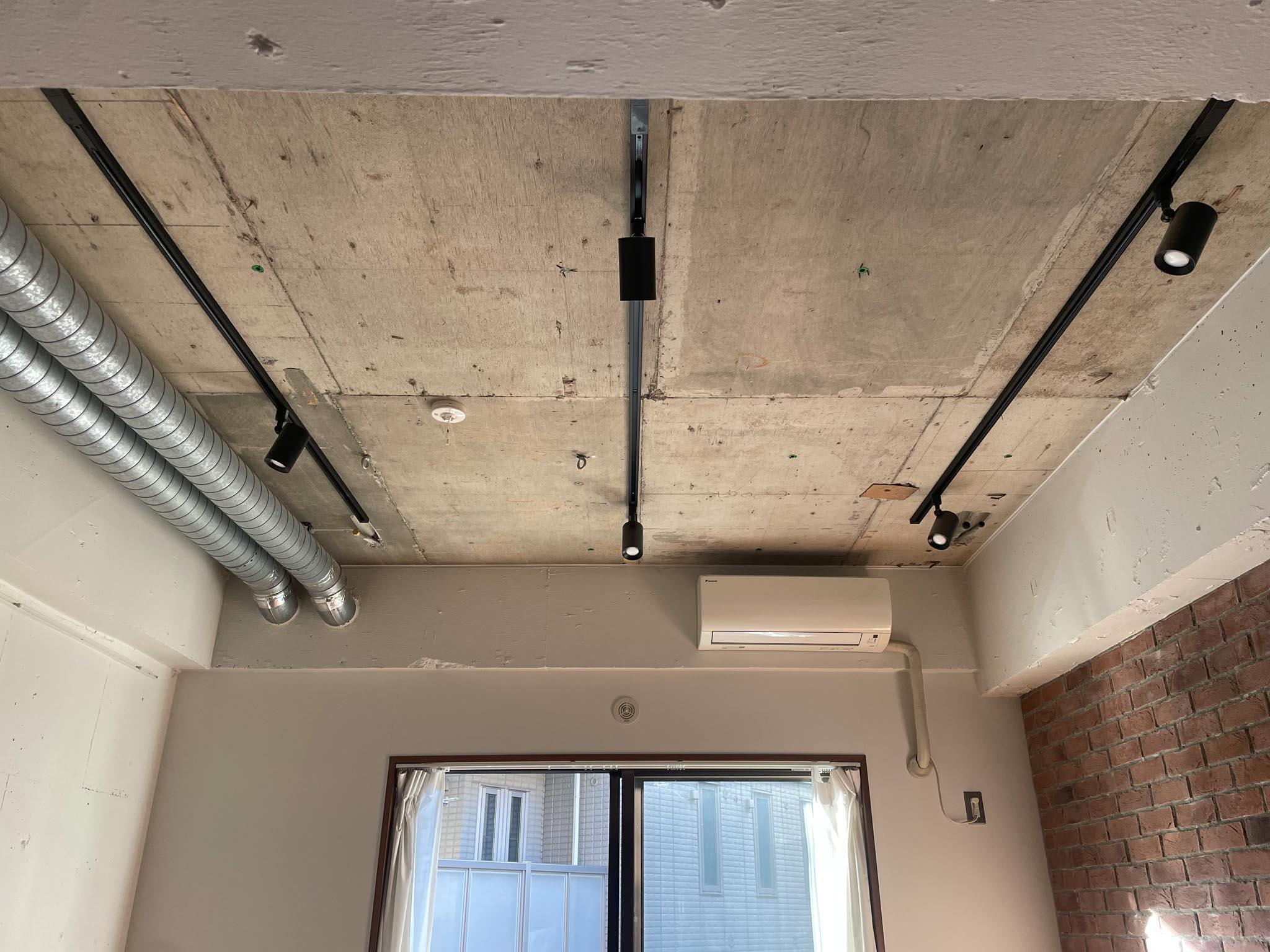 文京区小石川の賃貸物件/天井は抜かれ、ライティングレールが走っています