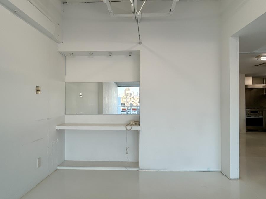 渋谷区神宮前の賃貸物件/壁の一部に鏡がついています