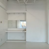 渋谷区神宮前の賃貸物件/壁の一部に鏡がついています