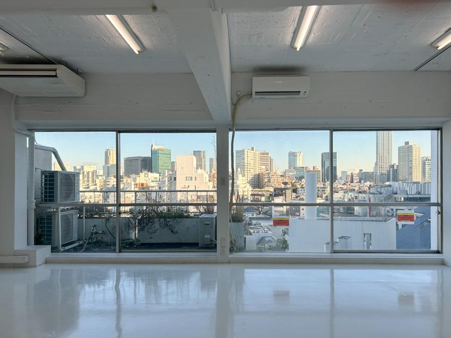 渋谷区神宮前の賃貸物件/大きな窓が印象的な一室