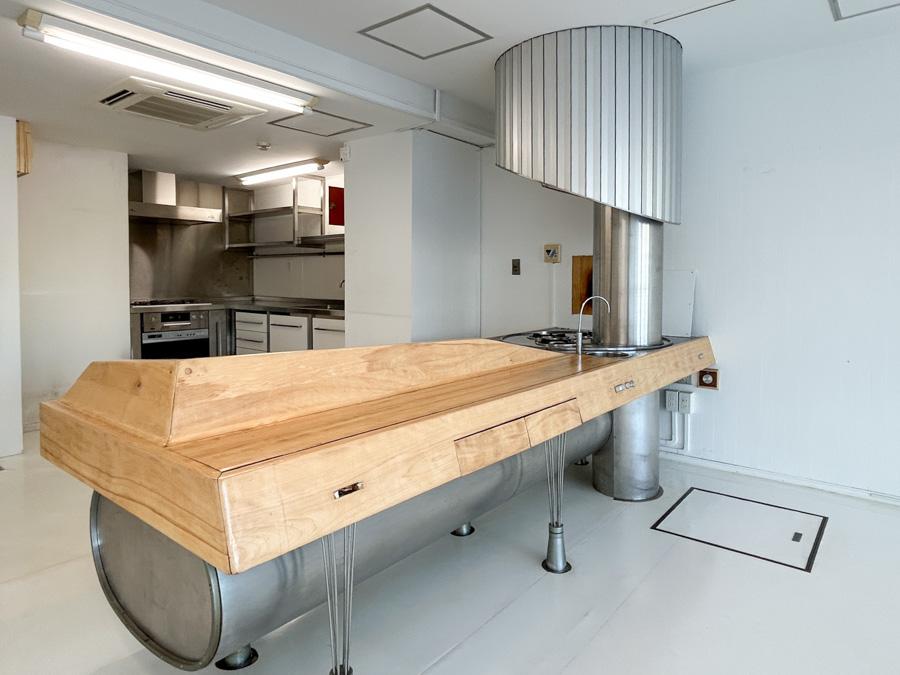 渋谷区神宮前の賃貸物件/独創的なフォルムのカウンター。コンロは使用不可です。