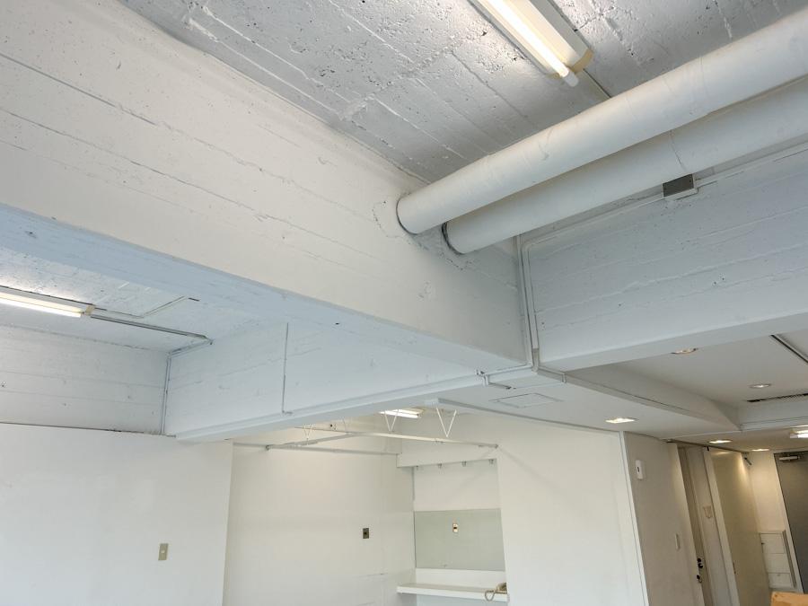 渋谷区神宮前の賃貸物件/天井は剥き出しになっており、天井高も３mほど。