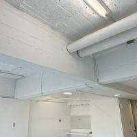 渋谷区神宮前の賃貸物件/天井は剥き出しになっており、天井高も３mほど。