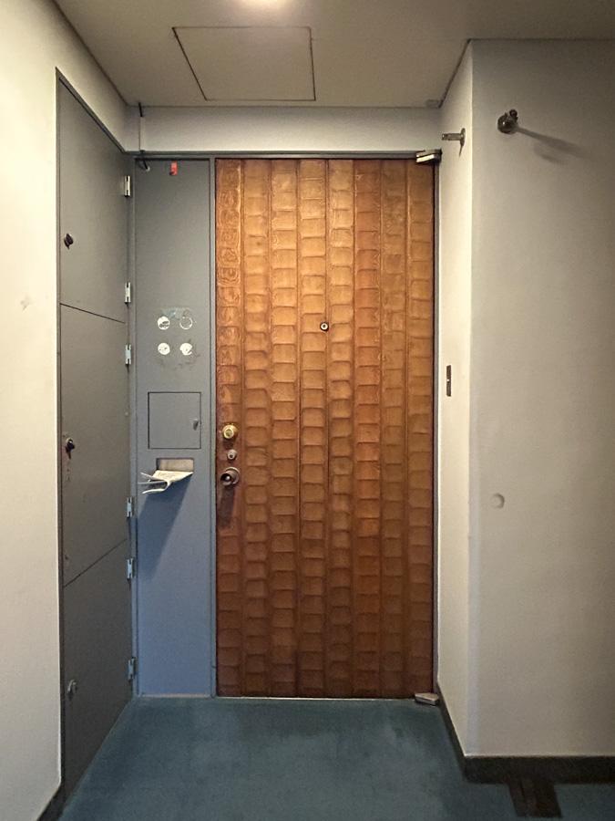 渋谷区神宮前の賃貸物件/玄関外から