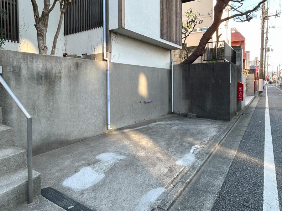 目黒区柿の木坂の賃貸物件/駐車場。前面道路のため、駐車はしやすそうですが、幅は2mちょっとのため、ご注意ください。