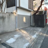 目黒区柿の木坂の賃貸物件/駐車場。前面道路のため、駐車はしやすそうですが、幅は2mちょっとのため、ご注意ください。
